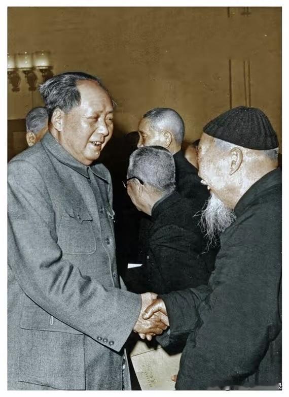 毛主席路线是强国之路富国旗帜！
毛主席思想是世界人民的精神宝库！
毛主席旗帜是社