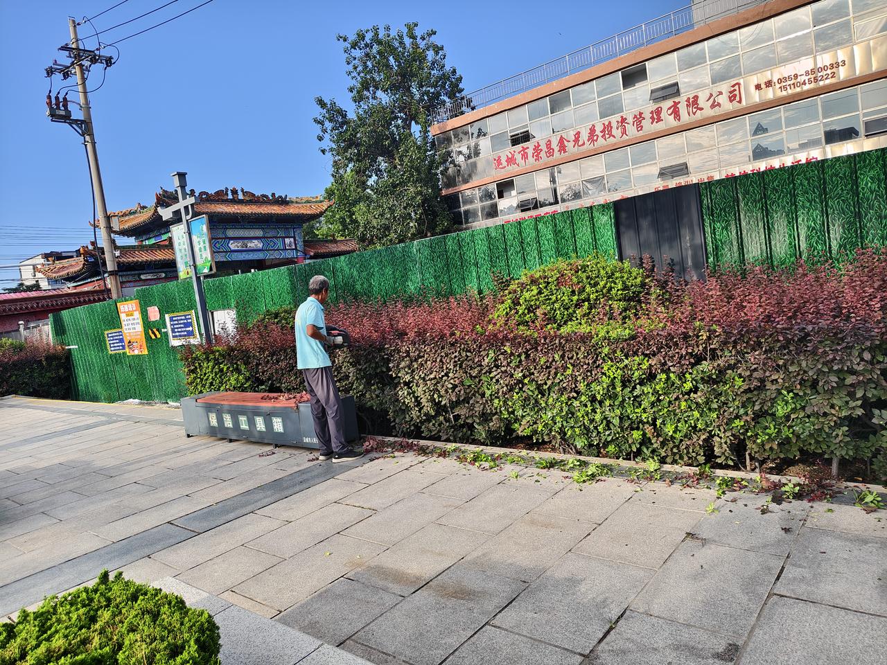 早上，在运城盐湖西花园晨跑，发现公园内的师傅们在修剪绿植，他们不在用传统的剪树刀