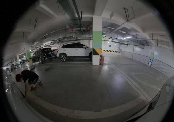 四川成都一个小区地下车库里，有位车主只是正常提醒邻居挪车，结果对方怀恨在心，背地