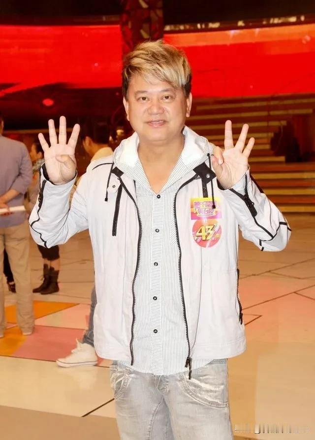 1975年，陈百祥开制衣厂赚到千万身家，他一口气买了五辆豪车，然后对好朋友谭咏麟