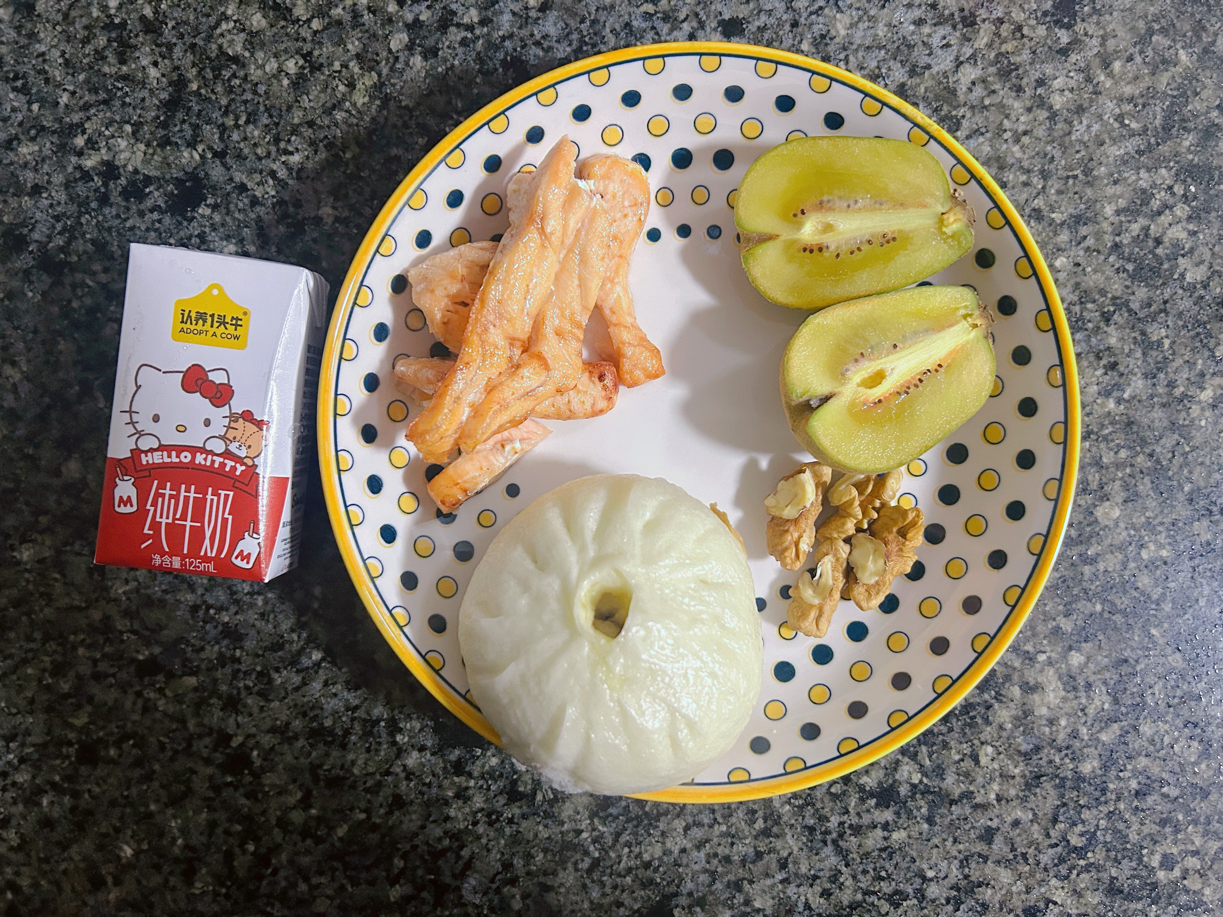 终于周五了！至少明后天不用早起了！✌🏻今日份早餐：菜包子 ～三文鱼～猕猴桃～核