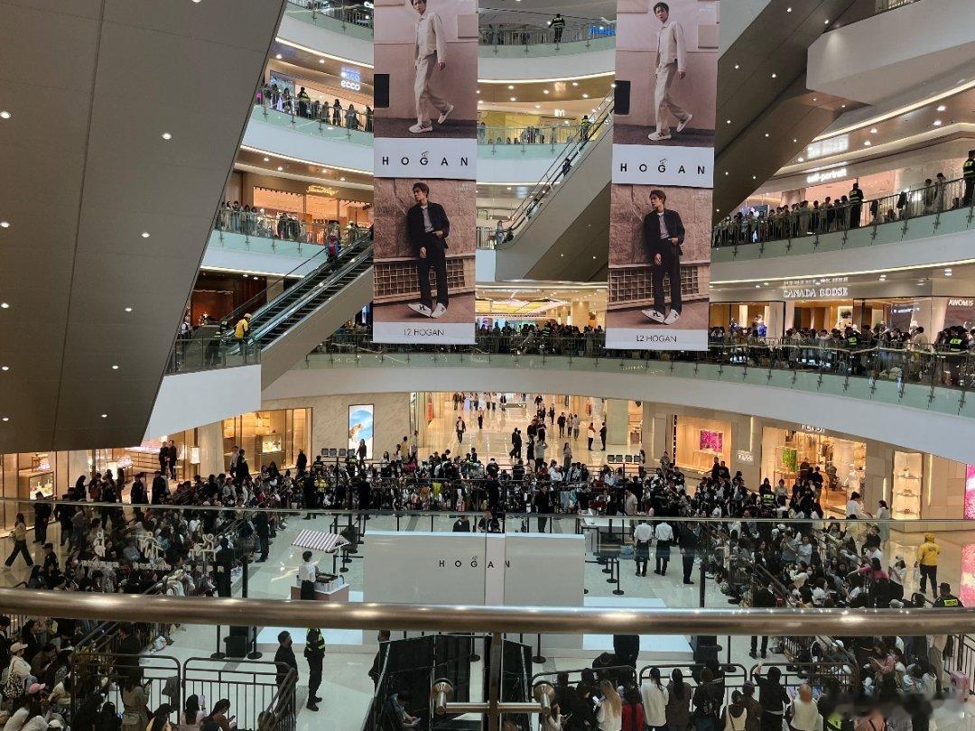 距离檀健次杭州hogan见面会开场还有1小时已经这么多人了…被小炭火们已经完全占