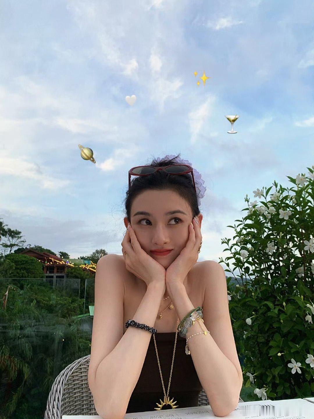 宋祖儿和好友泰国旅行vlog救命！宋祖儿在vlog里教闺蜜摆pose拍照，结果两