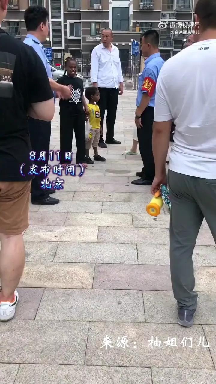“零元购”入侵到我们国家了？警惕有人制造事端！

今天某网友拍摄了一段视频，两名