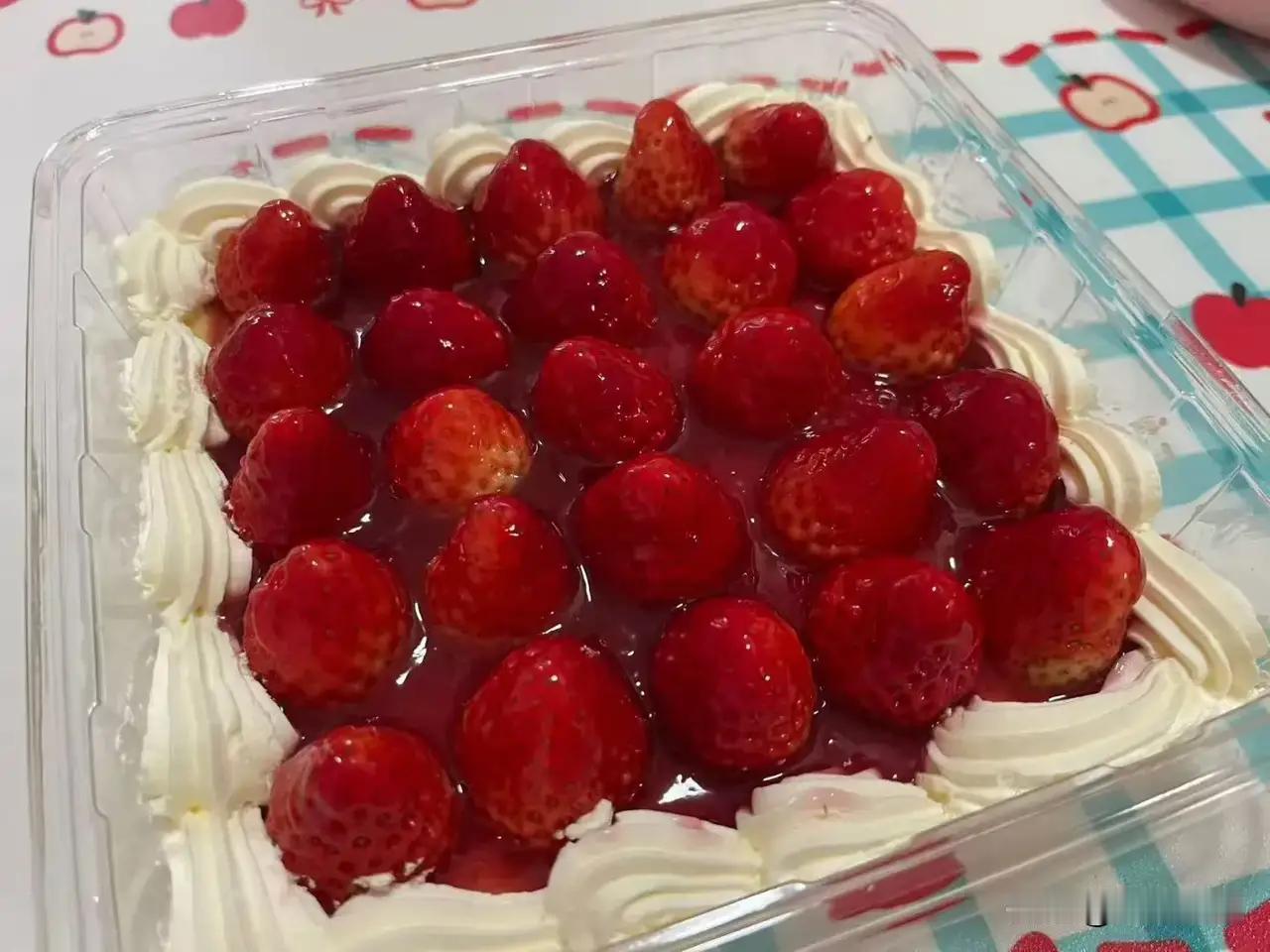 一个西北工业大学的学生，放假回家，在火车上仍然趴在火车桌板上学习。这就是名牌大学