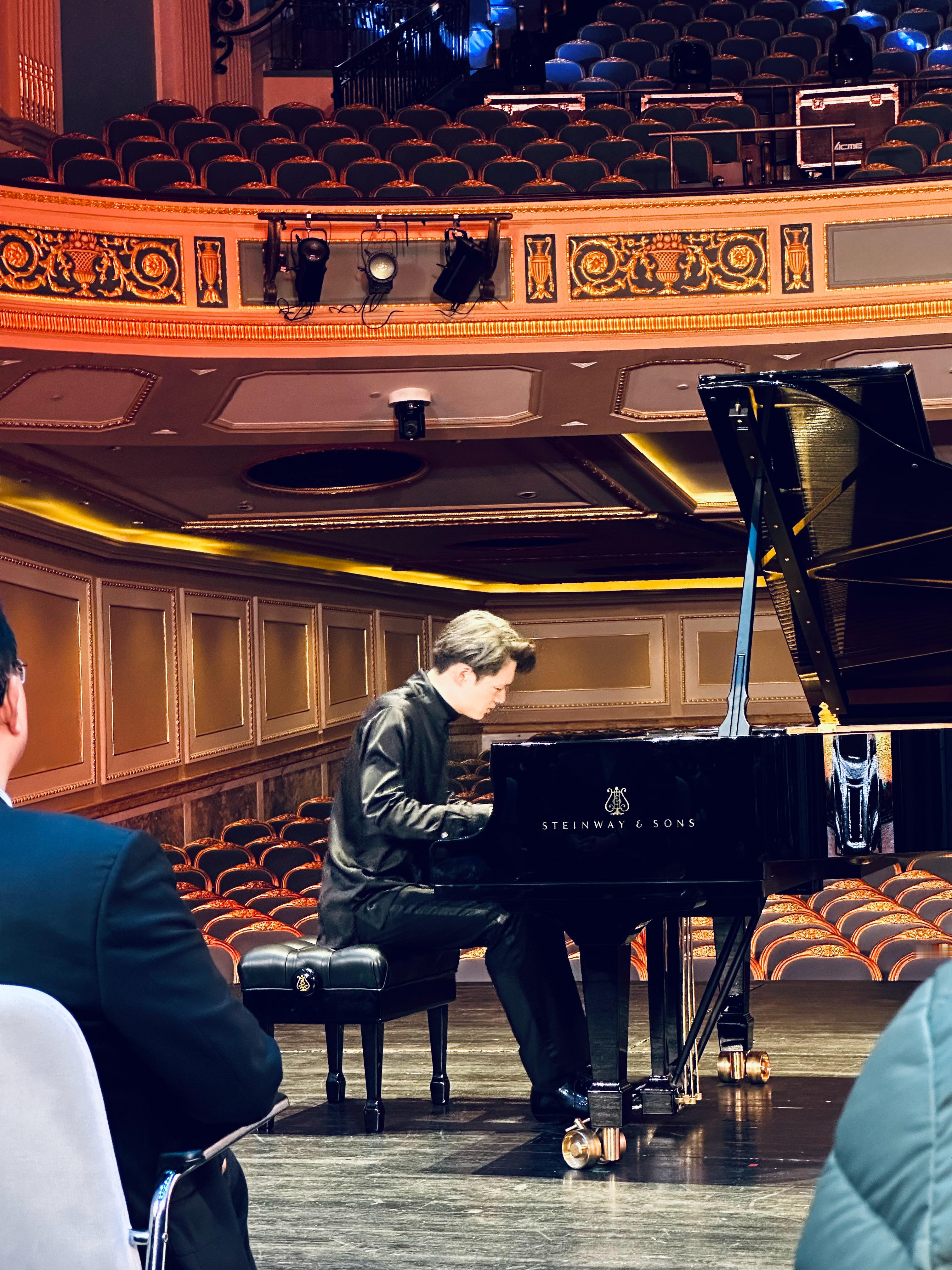 今早去参加了凯迪拉克再度冠名上海音乐厅的活动，我穿得是不是挺符合场合的第一次来这