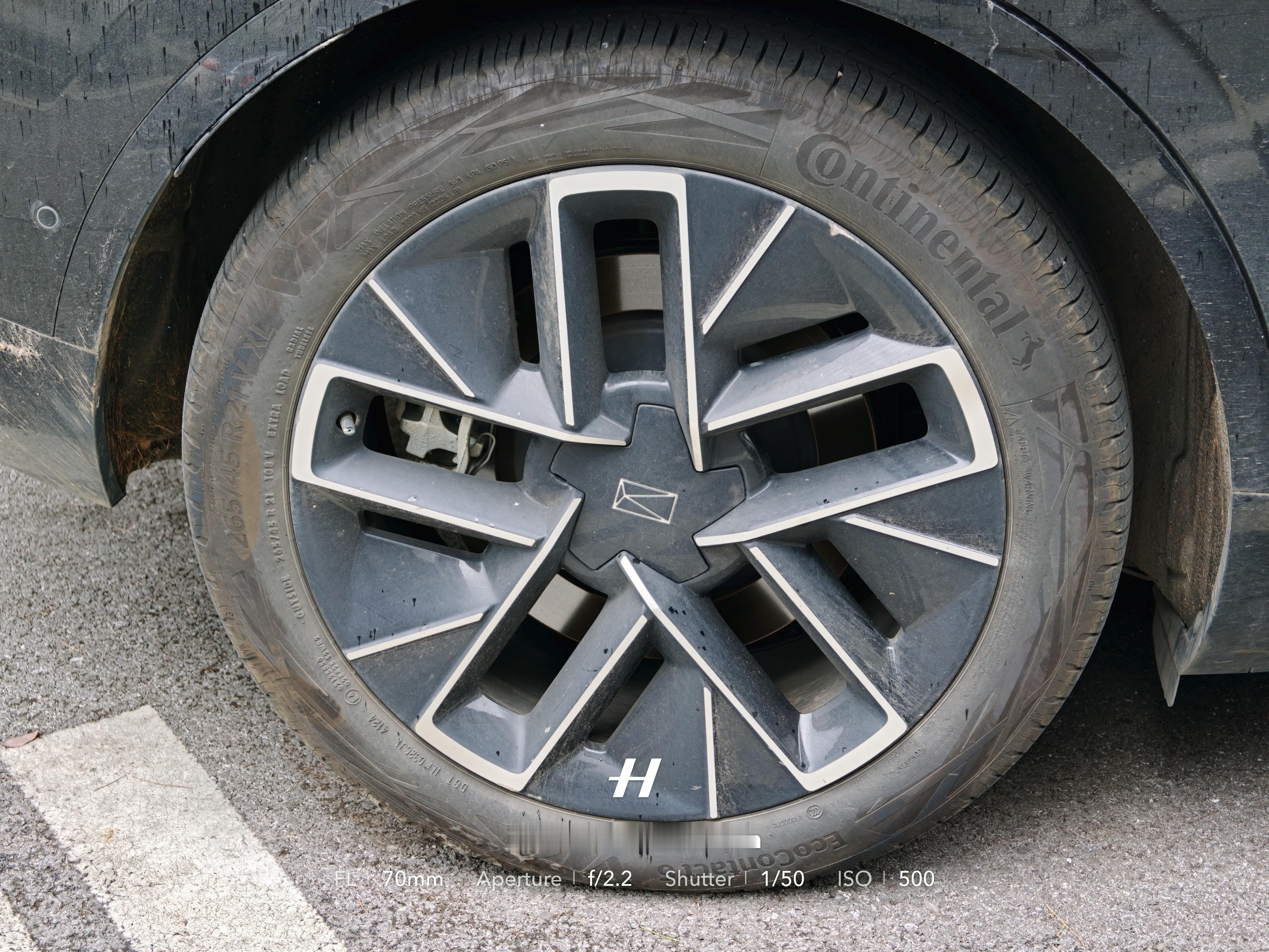 挑了楼下几个车，看看实车的轮毂，哪个好看？ 