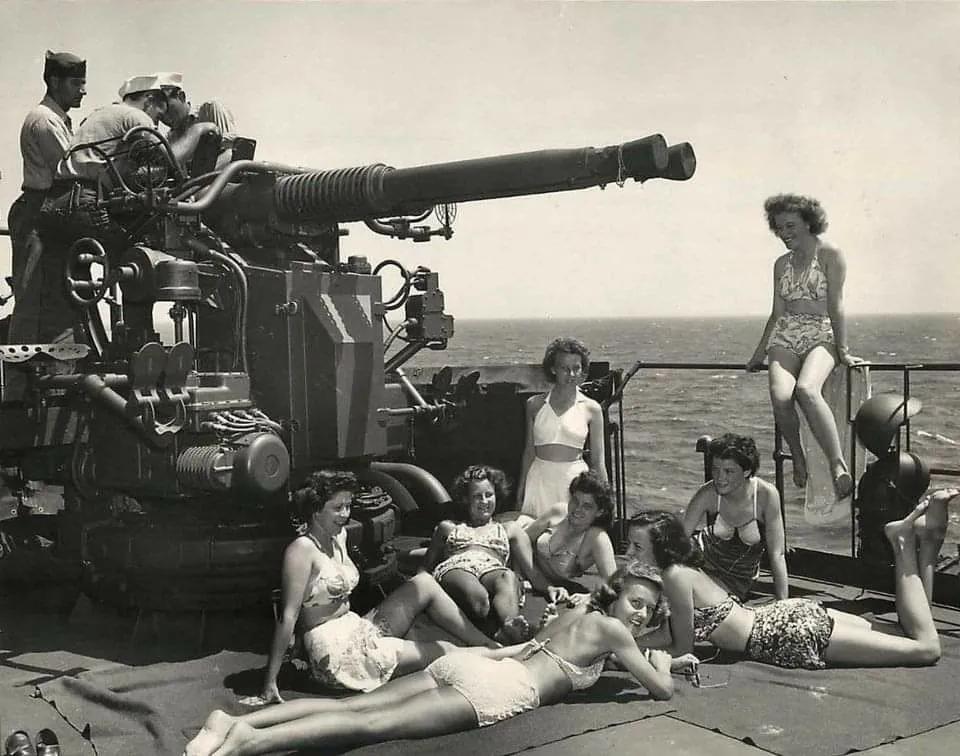 #岁月留影# 1945年，返回美国的陆军护士趁此机会在海岸警卫队运输船甲板上晒日