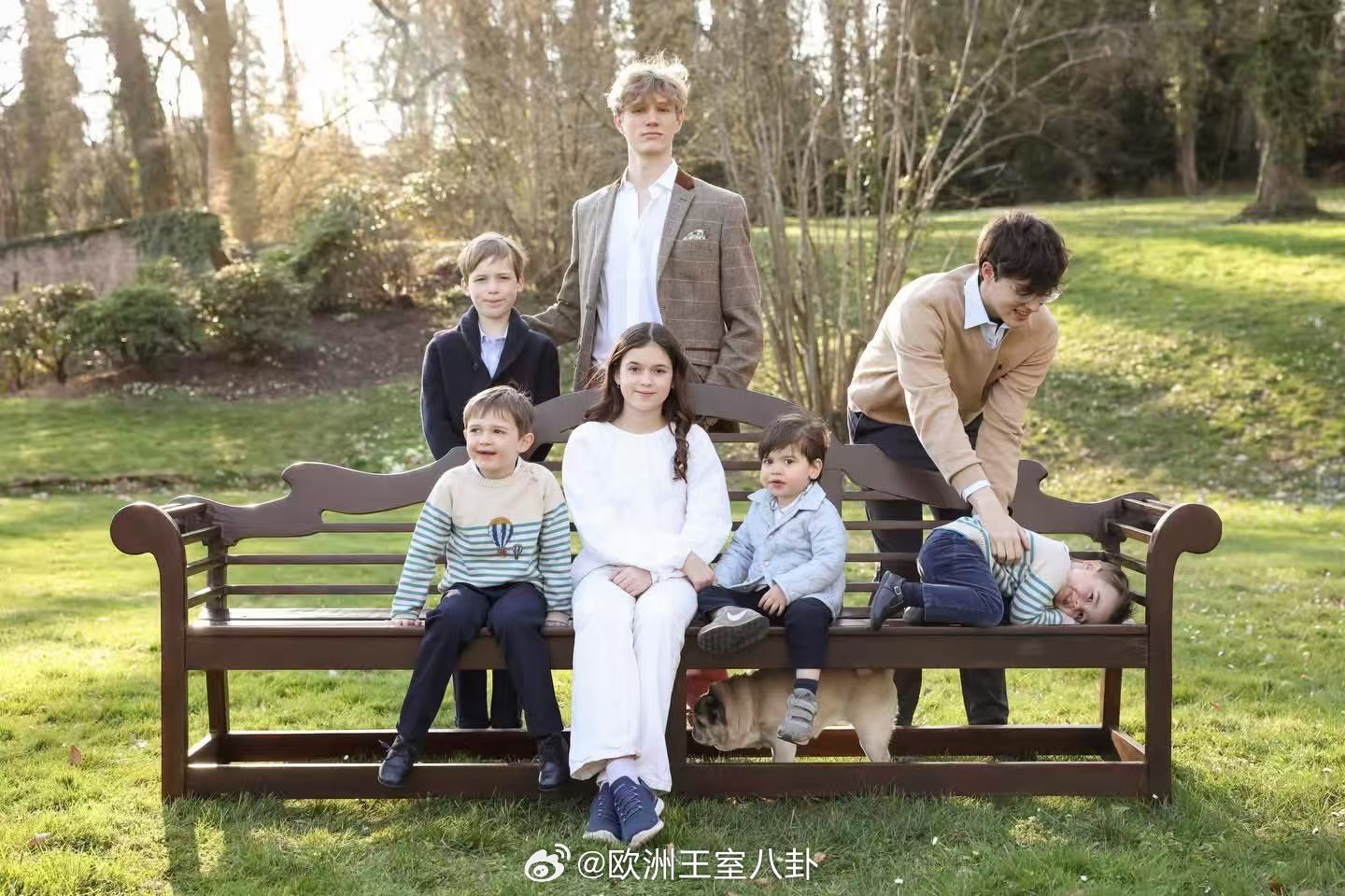 上周末，卢森堡王室成员为玛利亚-特蕾莎大公夫人庆祝70大寿。拍了新的全家福，不过