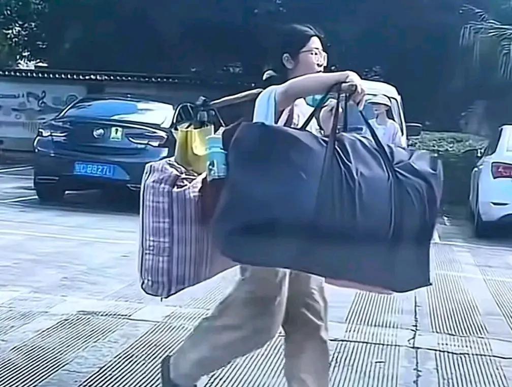 娃高考结束后，就完全躺平了。手机也买了，旅游也去了，如今天天和同学出去玩耍，还沾