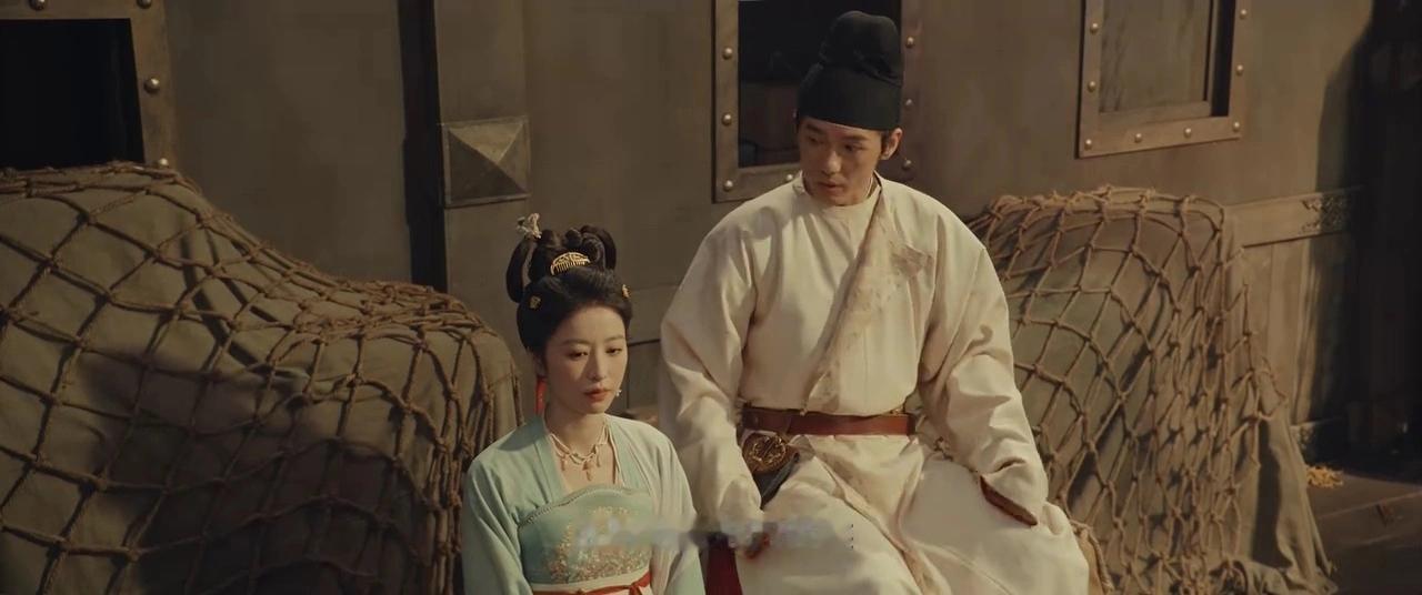 《太平年》刚开播时，
看到有帖子说这部剧扑了，
原因是女主周雨彤观众缘不行。
