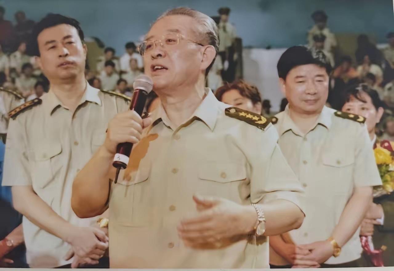 1955年他被授上尉军衔，先后5次晋升成为上将，如今快100岁了，身体硬朗