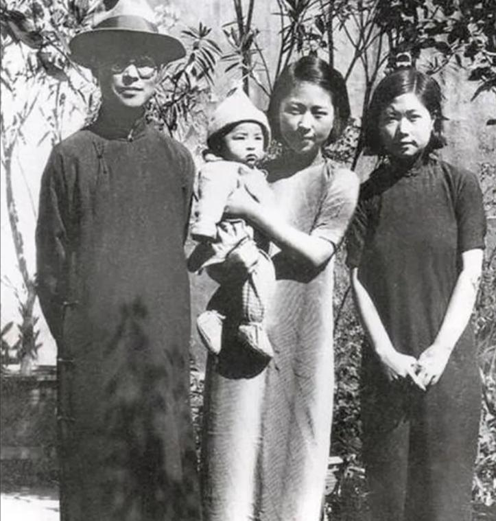 1929 年，沈从文给自己的女学生张兆和写情书：“我爱你的灵魂，更爱你的肉体。”