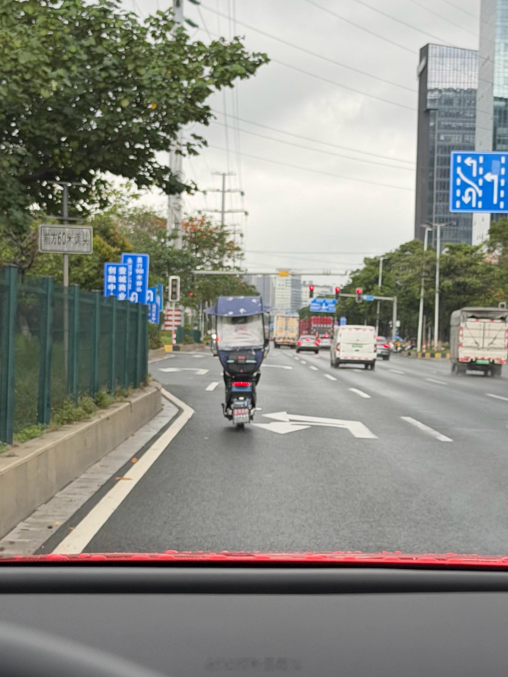 广州电驴这么嚣张的吗？直接走机动车道，响喇叭也不让，为什么不走非机动车道啊？ 一