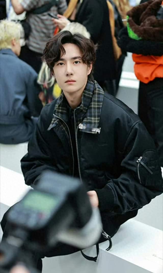 王一博LOEWE大秀C位，左右坐品牌CEO和安娜·温图尔