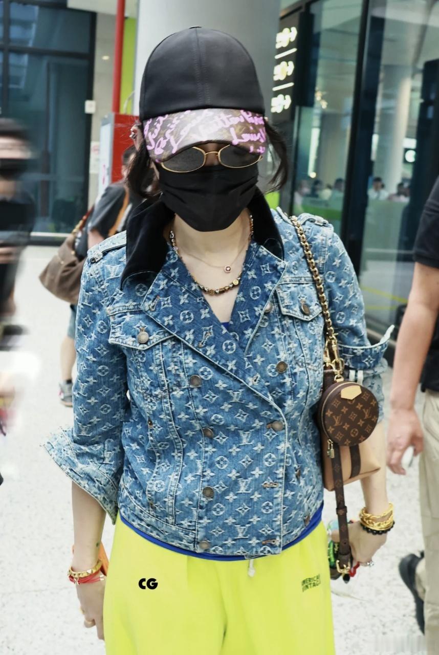 张柏芝 Lucas都长大了衣服还能穿 难怪大家总夸她冻龄，Lucas成长的轨迹清