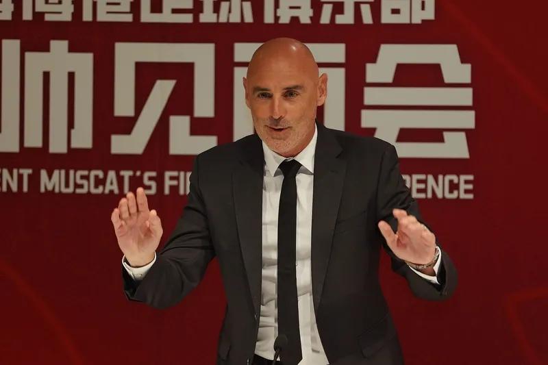 穆斯卡特作为主教练并不合格。

像昨天那场球，任何一个国内教练都会拿下来。上半时