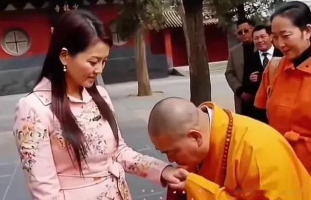 李湘采访释永信的时候，释永信的一个举动令李湘不悦，那就是吻手礼。

释永信看到当