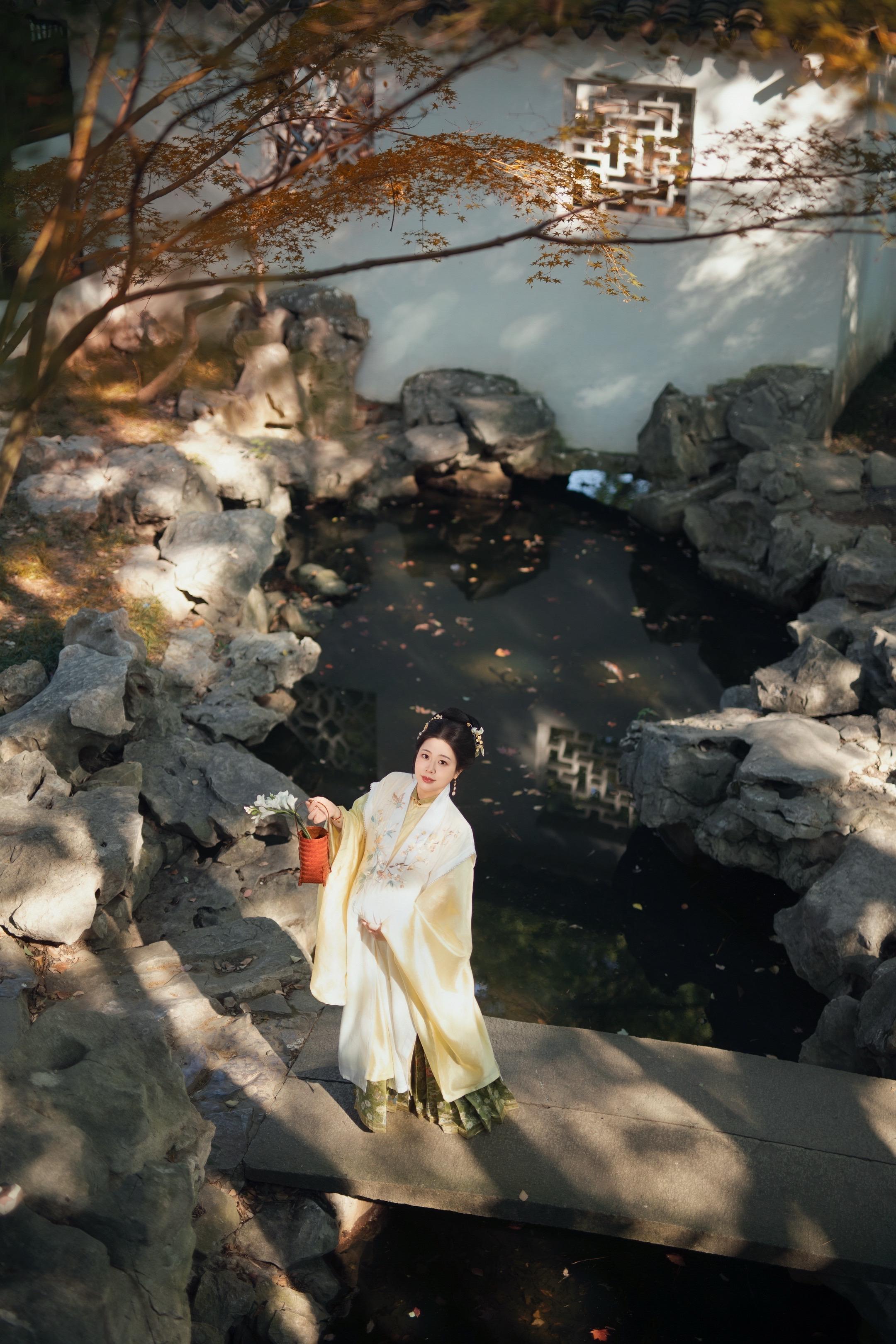 光洒在她身上，真的好温柔。