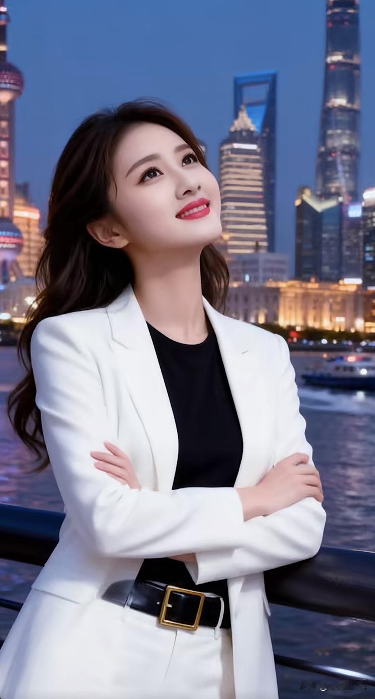 都市女强人，夜景下的自信微笑职场女性气质 气质职场女孩 干练职场女性 干练职场女