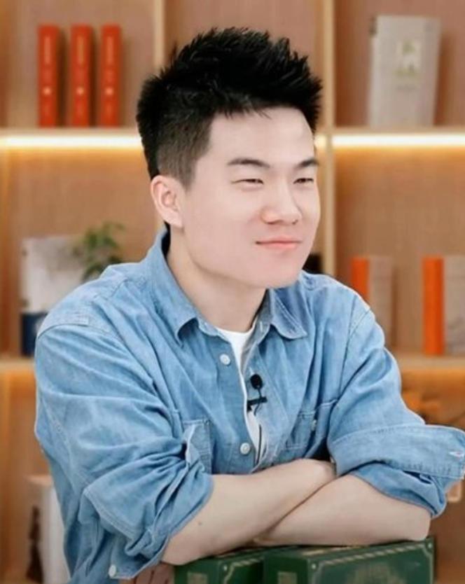 有一次，冯唐问俞敏洪：“您知道董宇辉最厉害的是什么吗？” 俞敏洪:“博学多才出口