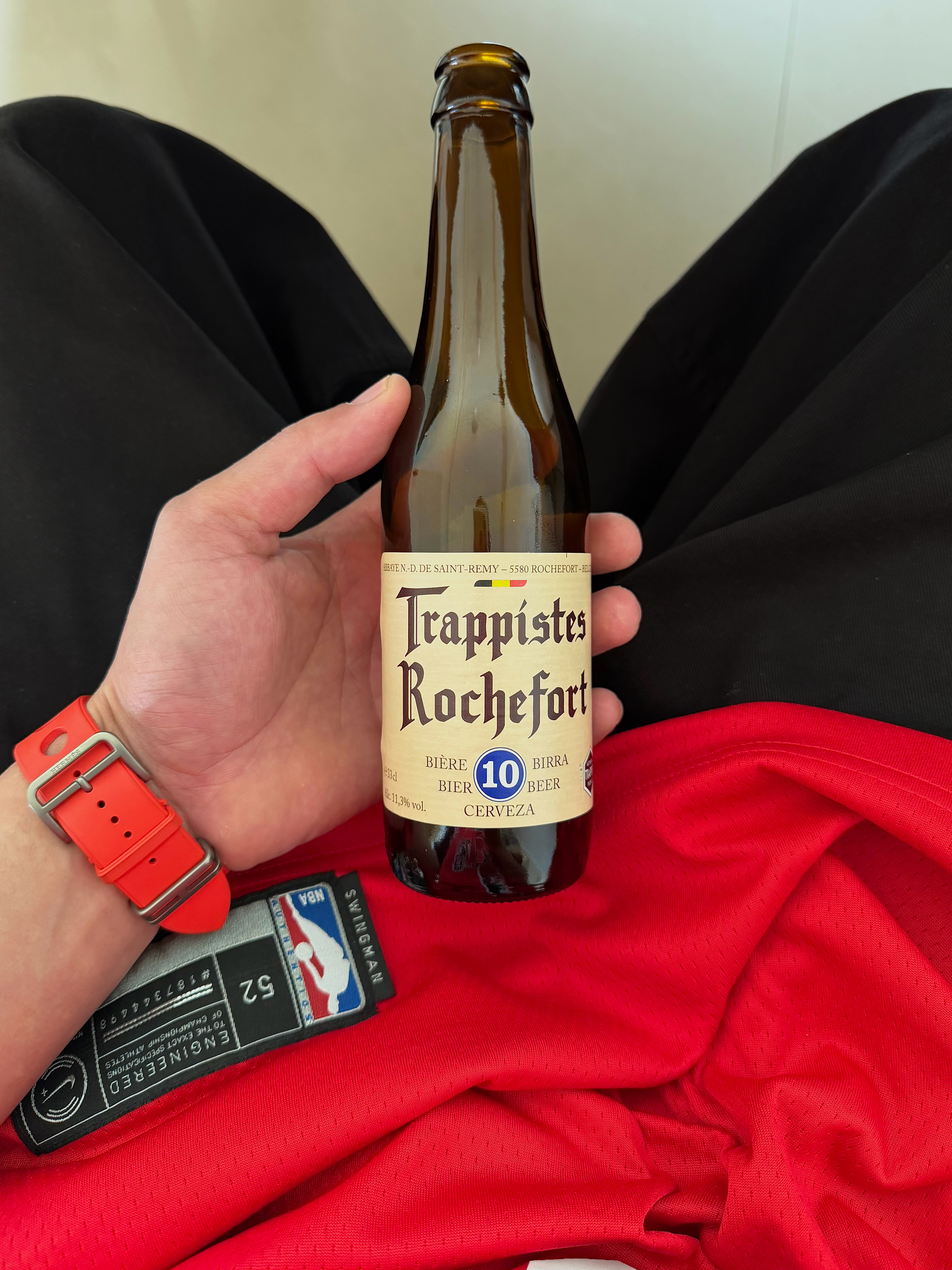 我静静的站在你坟前，听着风 吹过松树和槚树，愿千万年后，还有人和我一样 记得才华