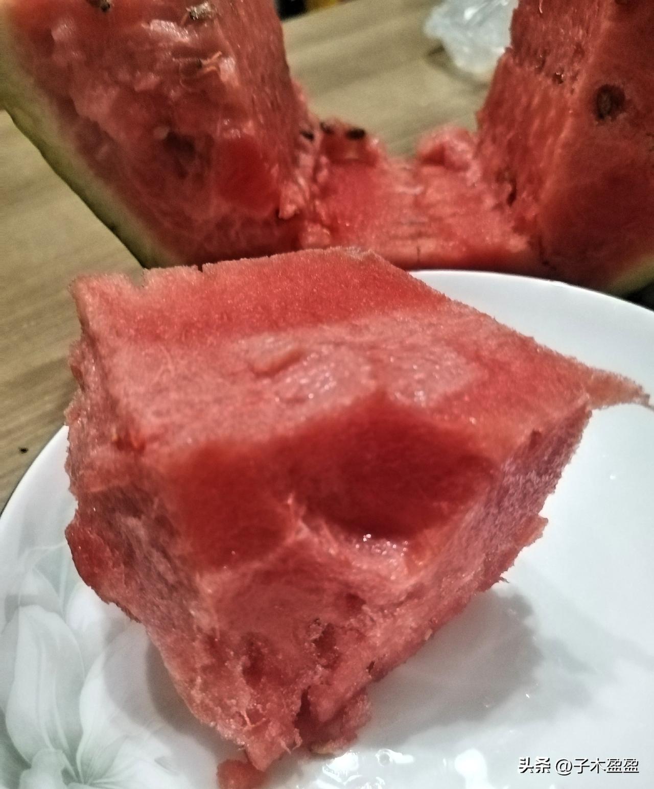 买了一大块超级大西瓜，挖出一块，不是为了扣造型，是给闺女吃，剩下那些边角给老公吃