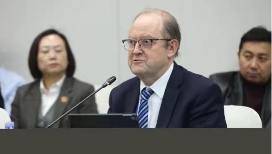 中美"必有一战"？英国专家罗思义捅破了一层窗户纸，听完让人后背发凉。他说美国不是