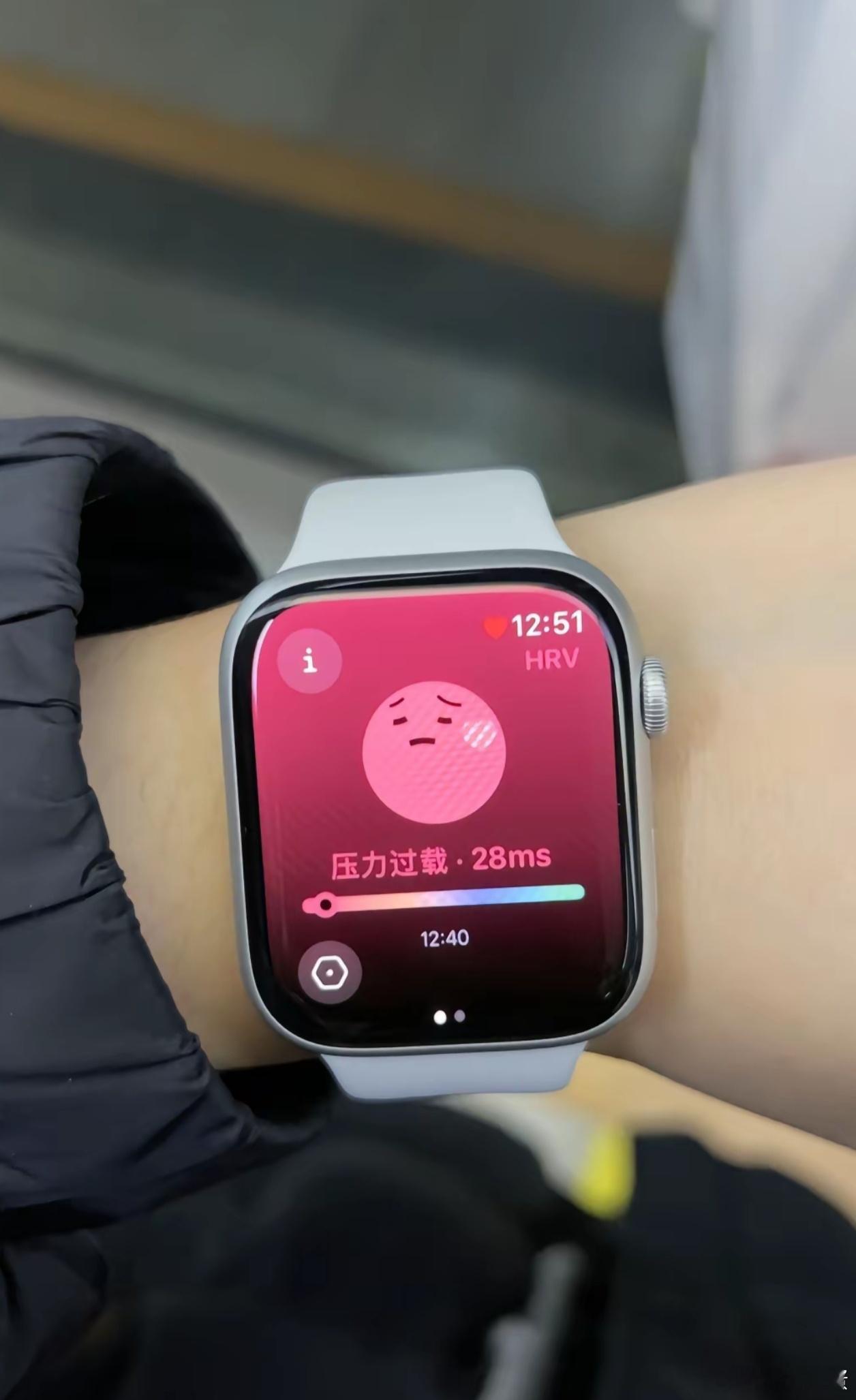 跟大家说一个好玩的功能，就是Apple Watch可以通过HRV数据实时测量压力