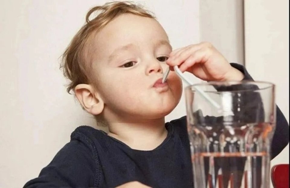 医生提醒不要长期用吸管喝水医生提醒不要长期用吸管喝水，主要是出于几方面健康考量：