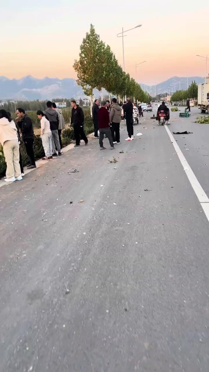 刹车都木有点木刹，自己撞了。