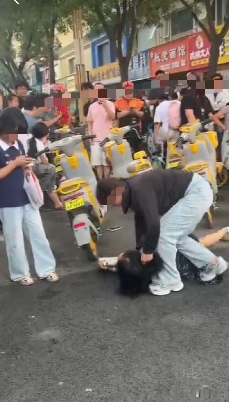 河北高阳街头原配打小三的视频，原来那个被打的根本就不是打小三，围观之人全部都太冷