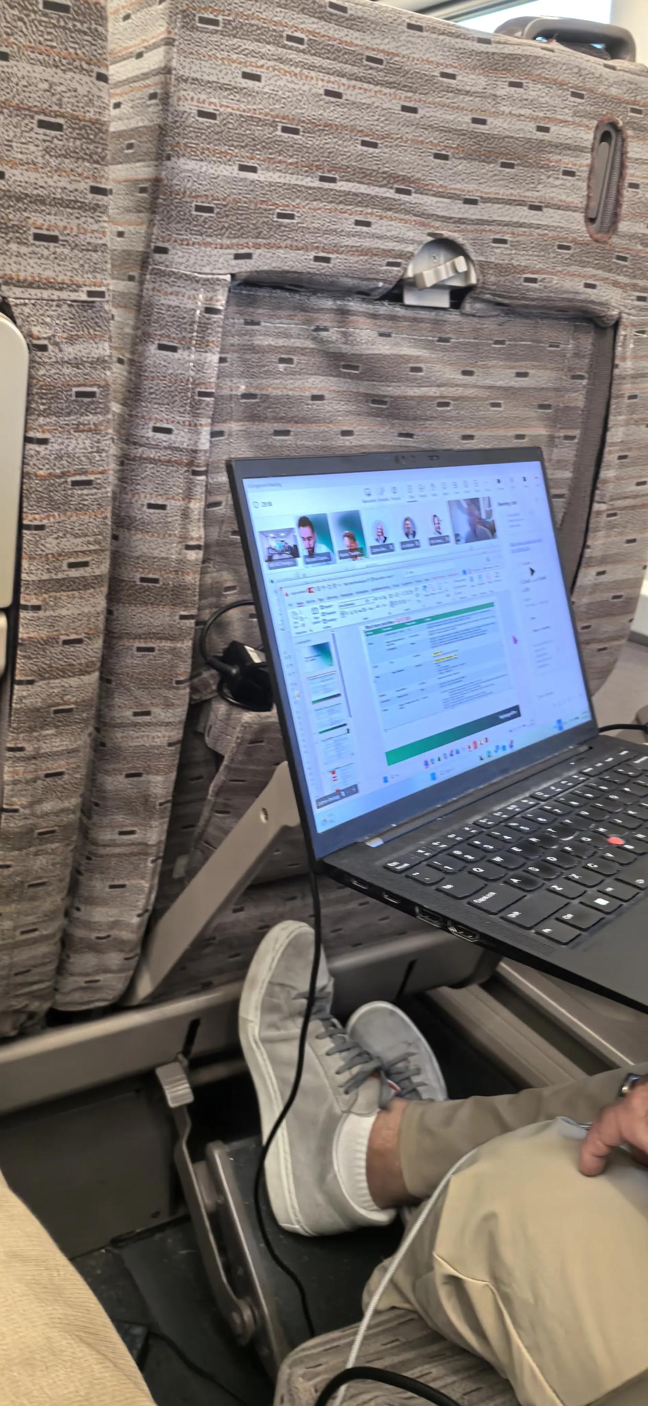 高铁上邻座的老外居然开网络会议，一会儿听，一会儿说话

好烦人