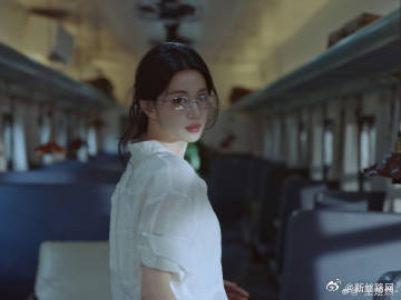 王楚然高智文艺学姐王楚然白衬衫眼镜杀姐姐，耳机分我一半嘛！戴着眼镜一身白衬衫，自