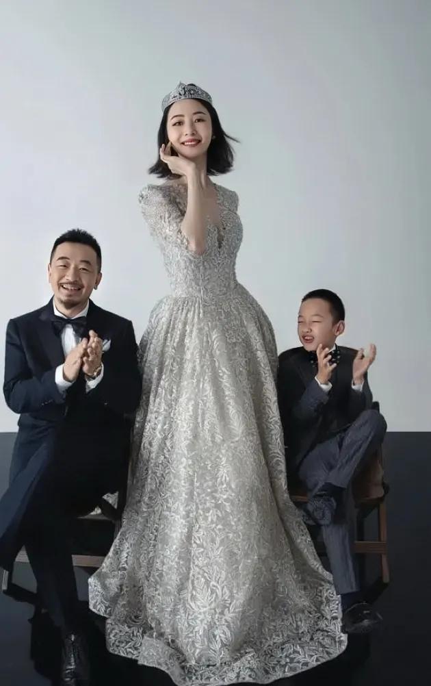 近日，黄海波与妻子曲栅栅在北京隆重举办了结婚十周年庆典，邀请了众多亲朋好友共同见