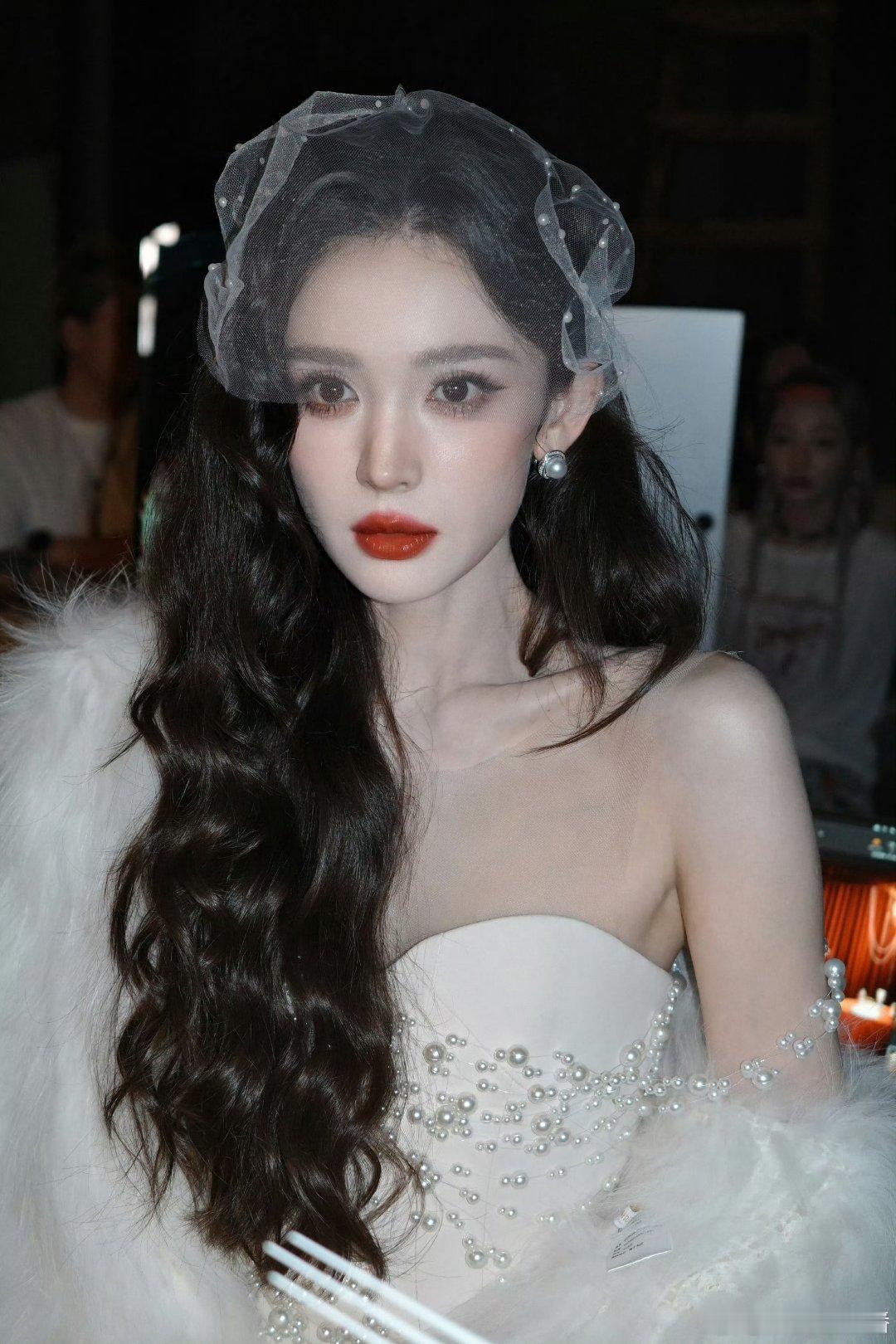 娜扎把1000颗珍珠穿身上这真的不是芭比娃娃吗？简直太亮眼了 