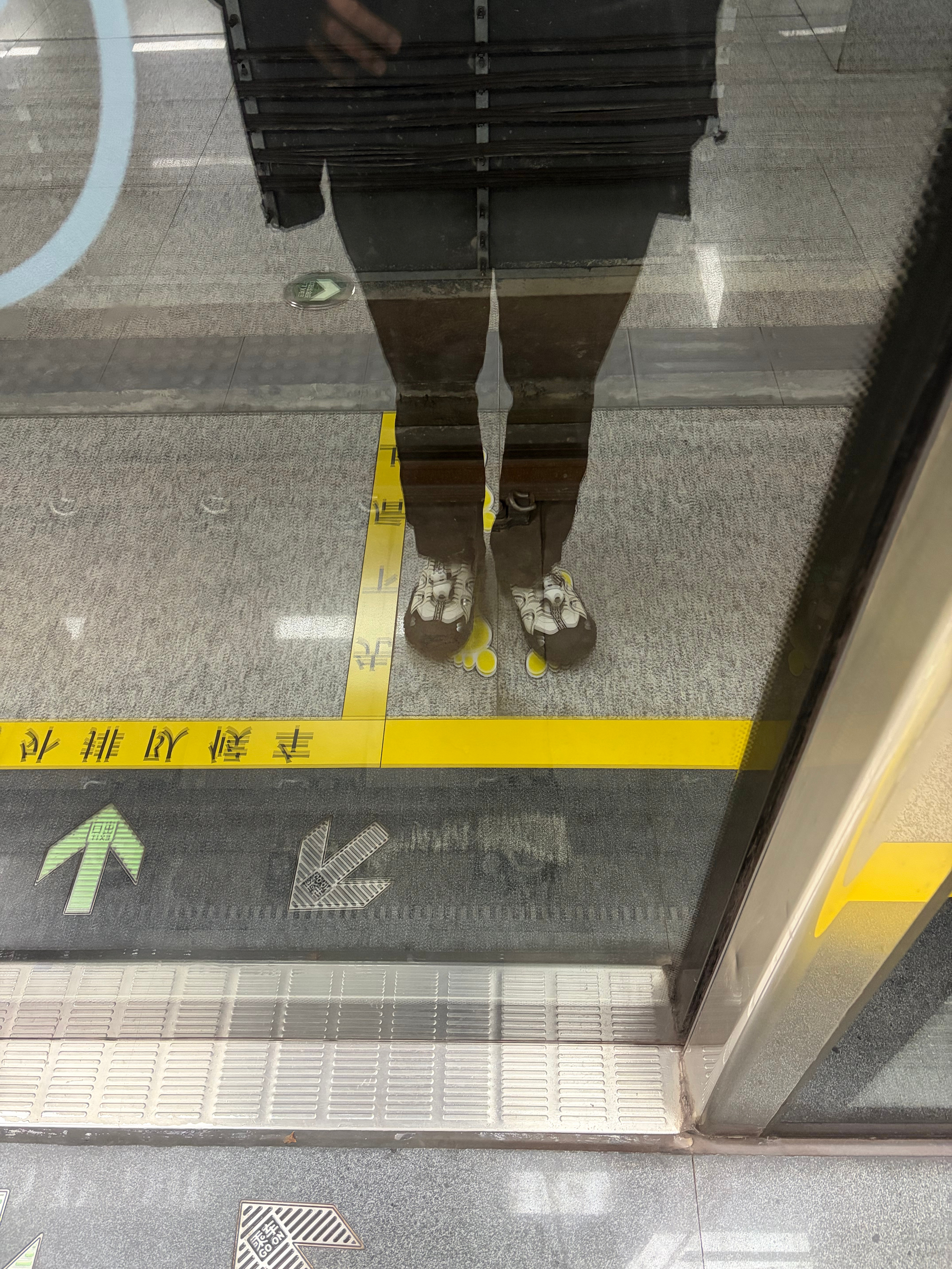 熊猫全球品牌代言人刘亦菲 简单说下熊猫这双鞋的一天体验感，先说结论：对我的胖脚很