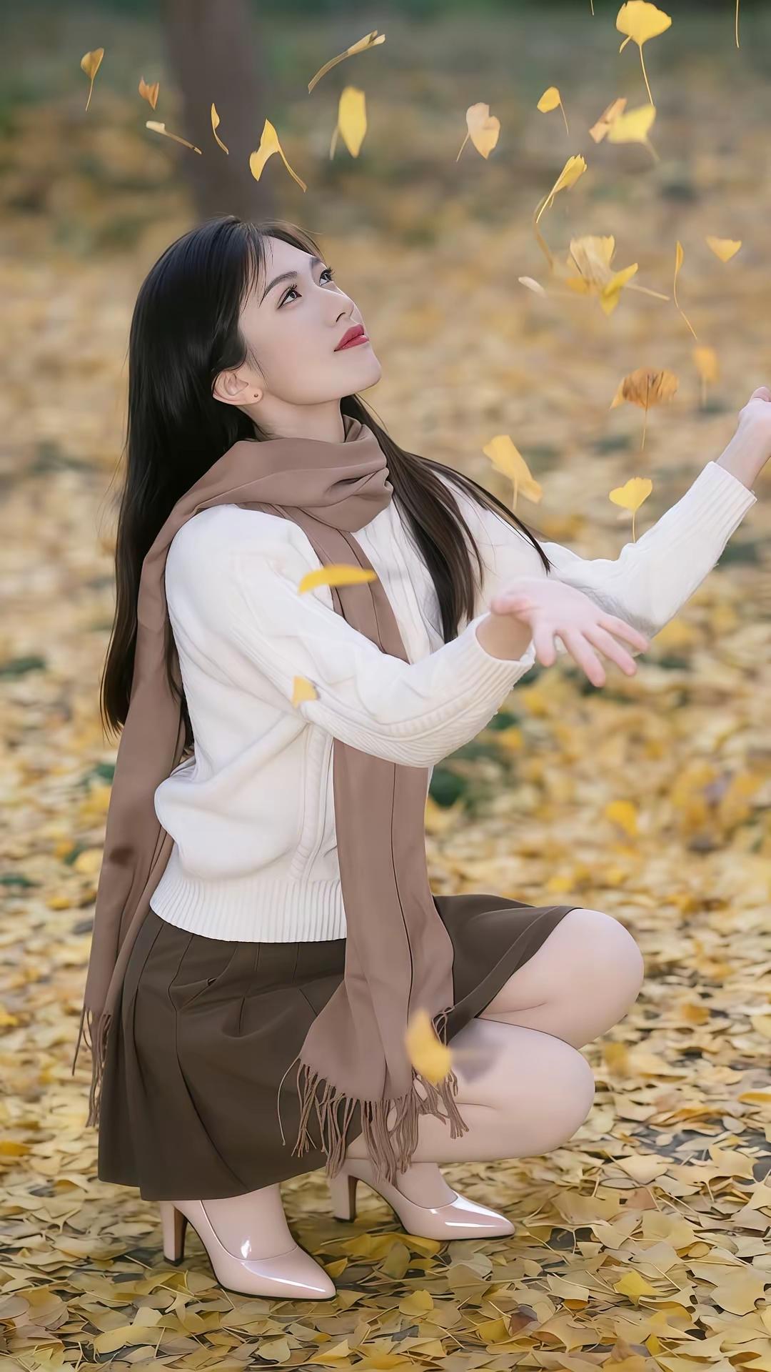 秋日暖阳下，少女轻抚落叶，唯美瞬间定格。