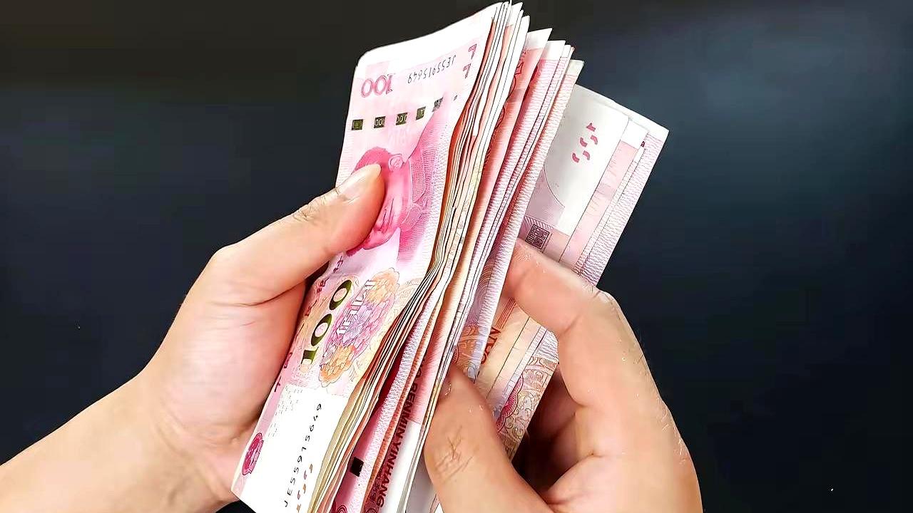 上周中午，食堂那张桌子刚坐稳，借钱的话就递过来了。
先开口要1万，见人没接，又顺