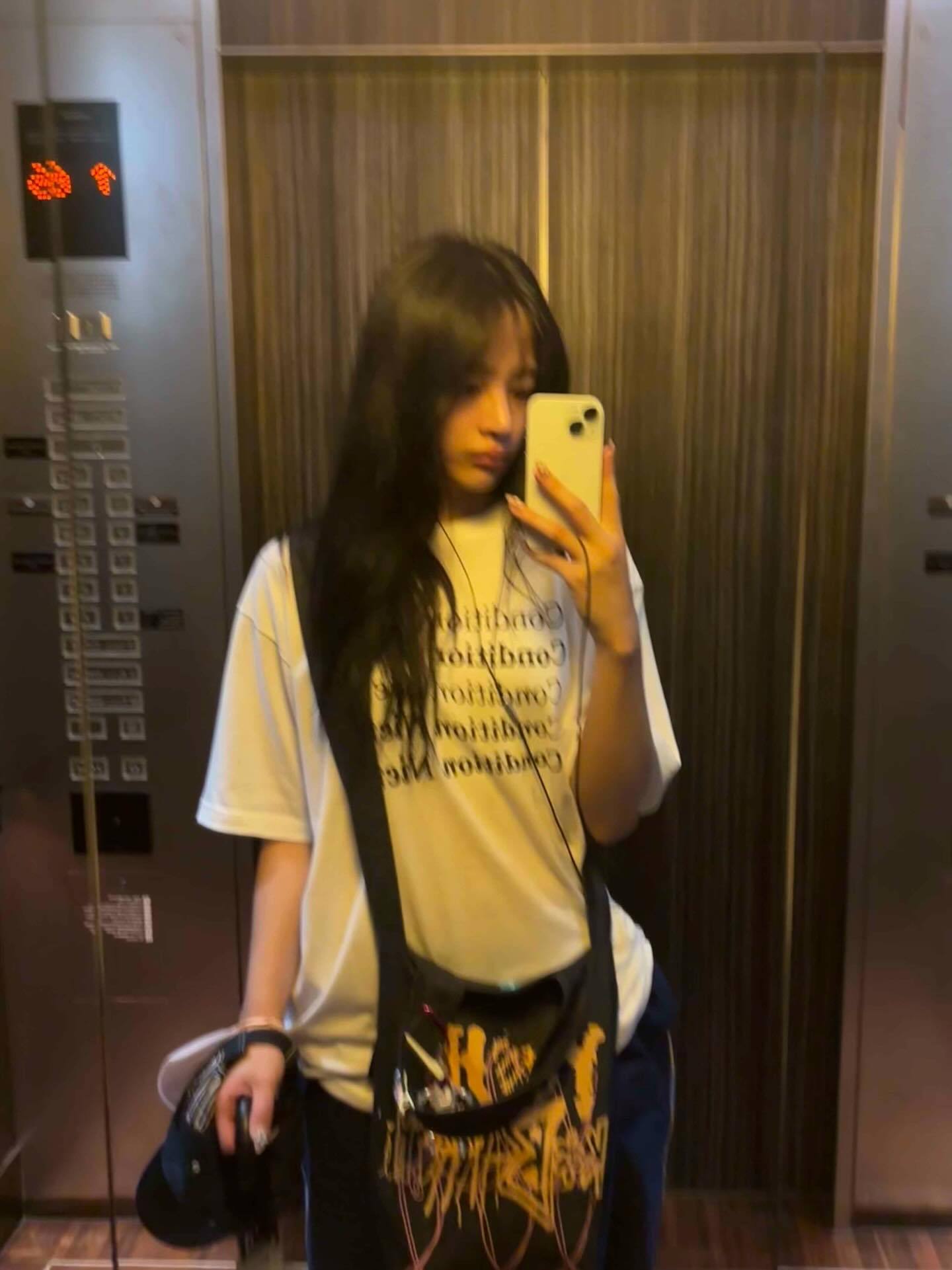 这个小女孩拍照没有技巧可言 全靠脸在撑🤳🏼 Minji 金玟池 ​​​