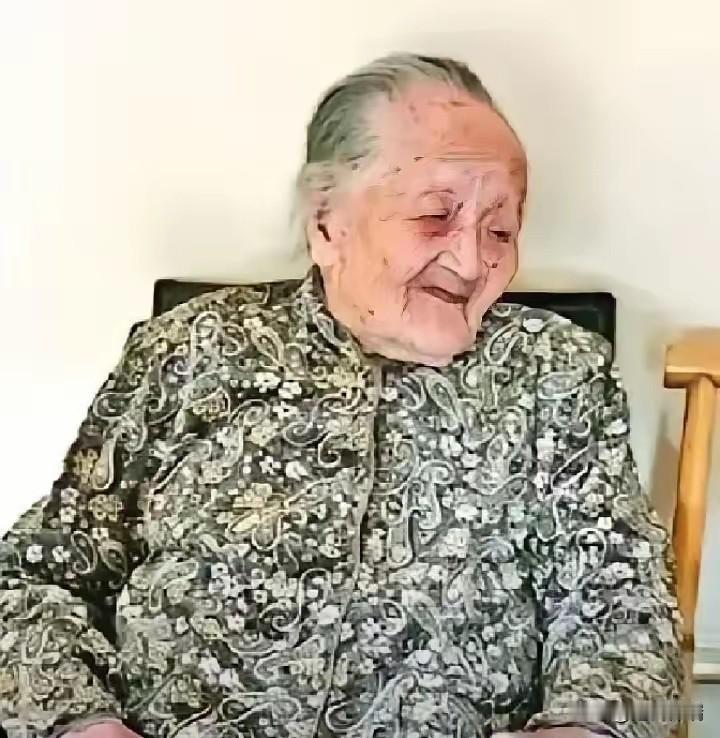 广州最长寿老人李春，113岁走过三个世纪，丈夫早逝独自拉扯4个孩子，小儿子官至副