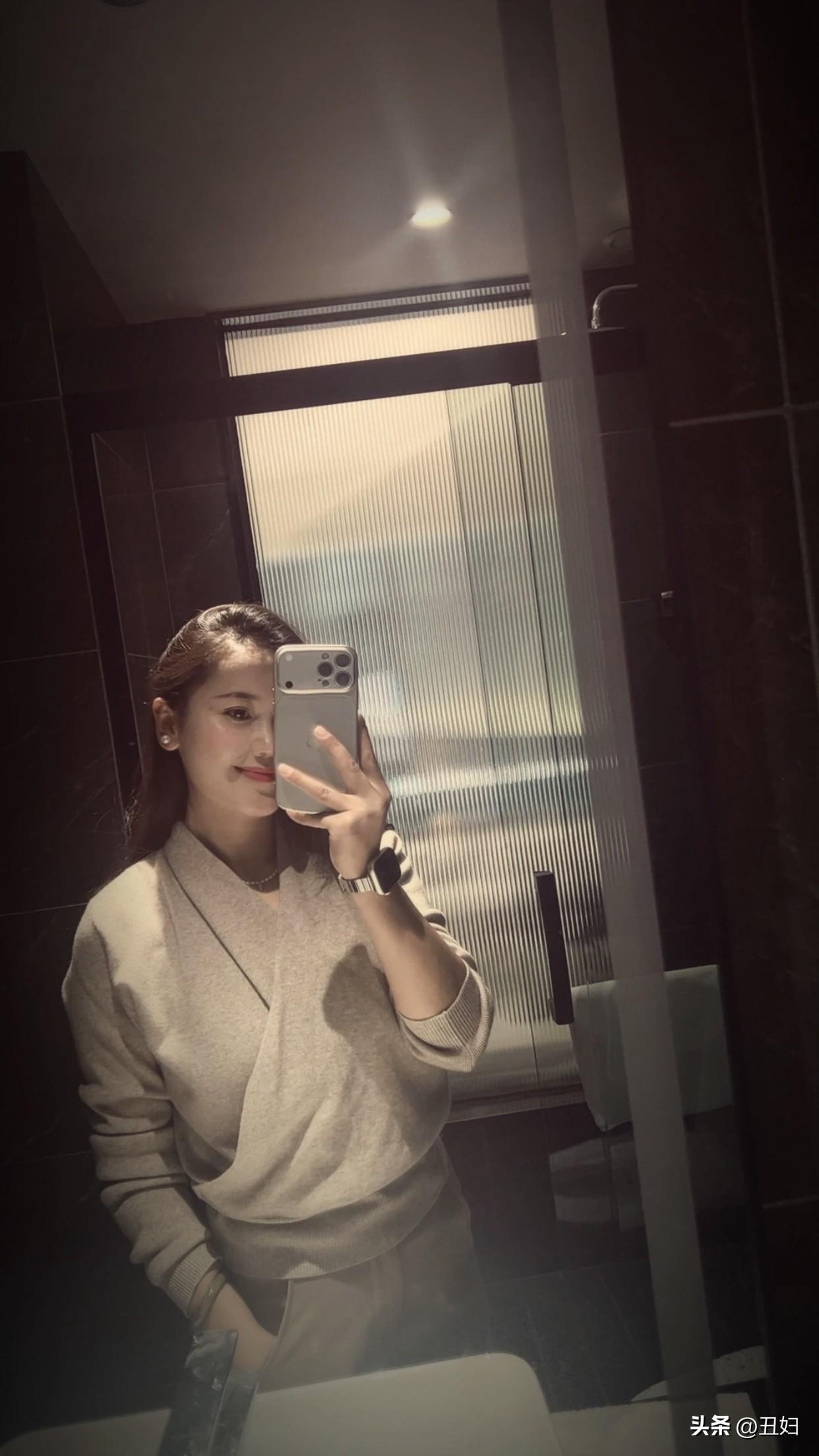 晒图笔记大赛镜中人影，笑语盈盈。