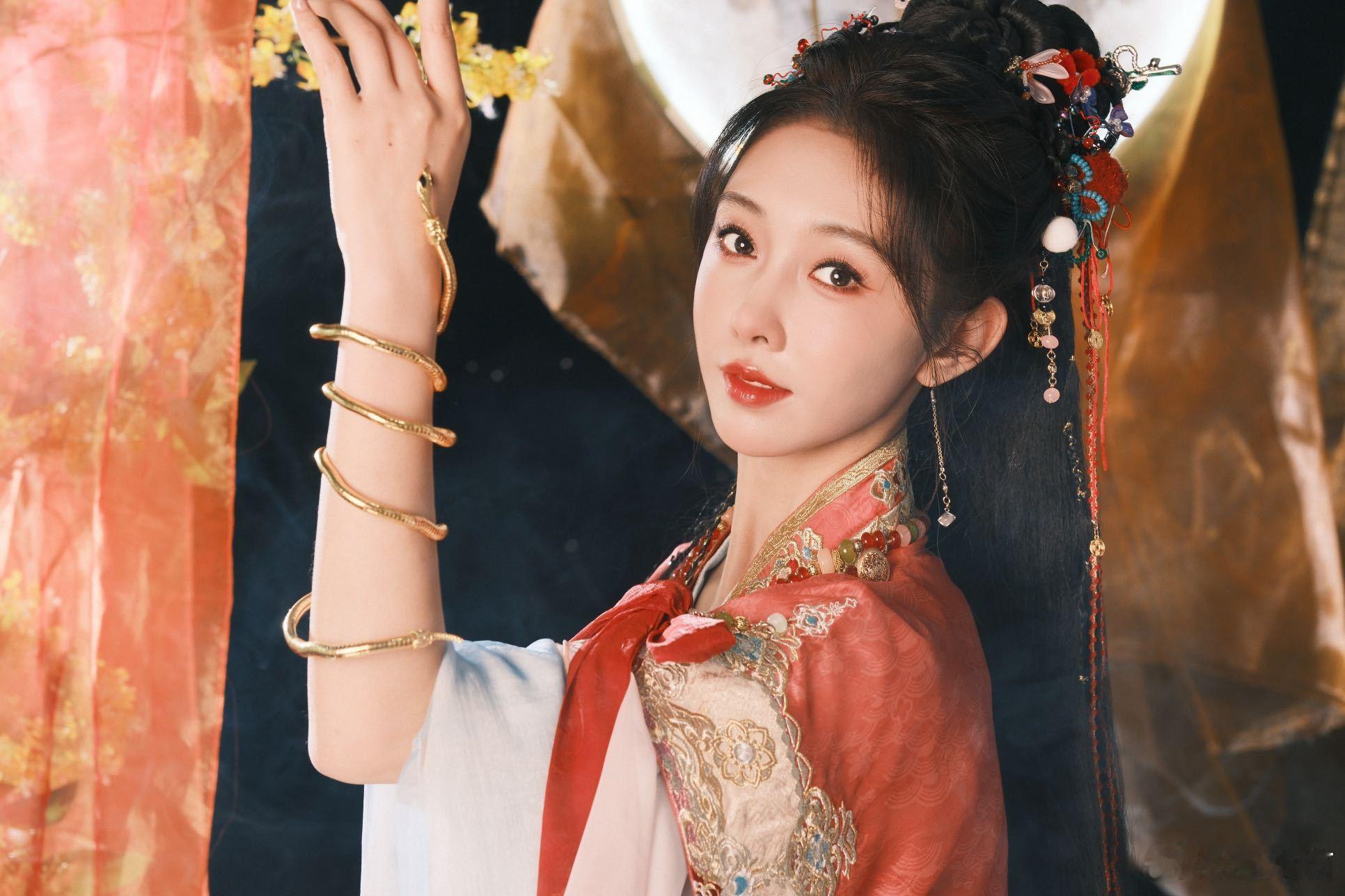 宣璐新年开运国风裙  不得不说，宣璐太会穿了！这条新年开运国风裙，以传统服饰为灵
