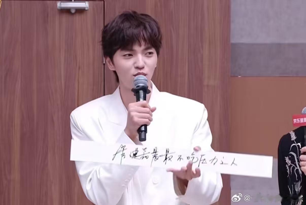 管健嘉晨好真诚管健嘉晨新人美披荆斩棘管健嘉晨在节目里的状态很松弛，没有刻意伪装的