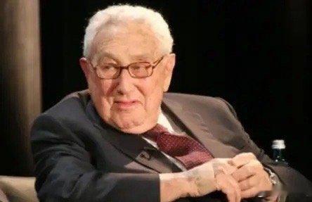 万万没想到，基辛格竟然预言俄乌冲突最先被耗干的，不是战火中的乌克兰，也不是受制裁