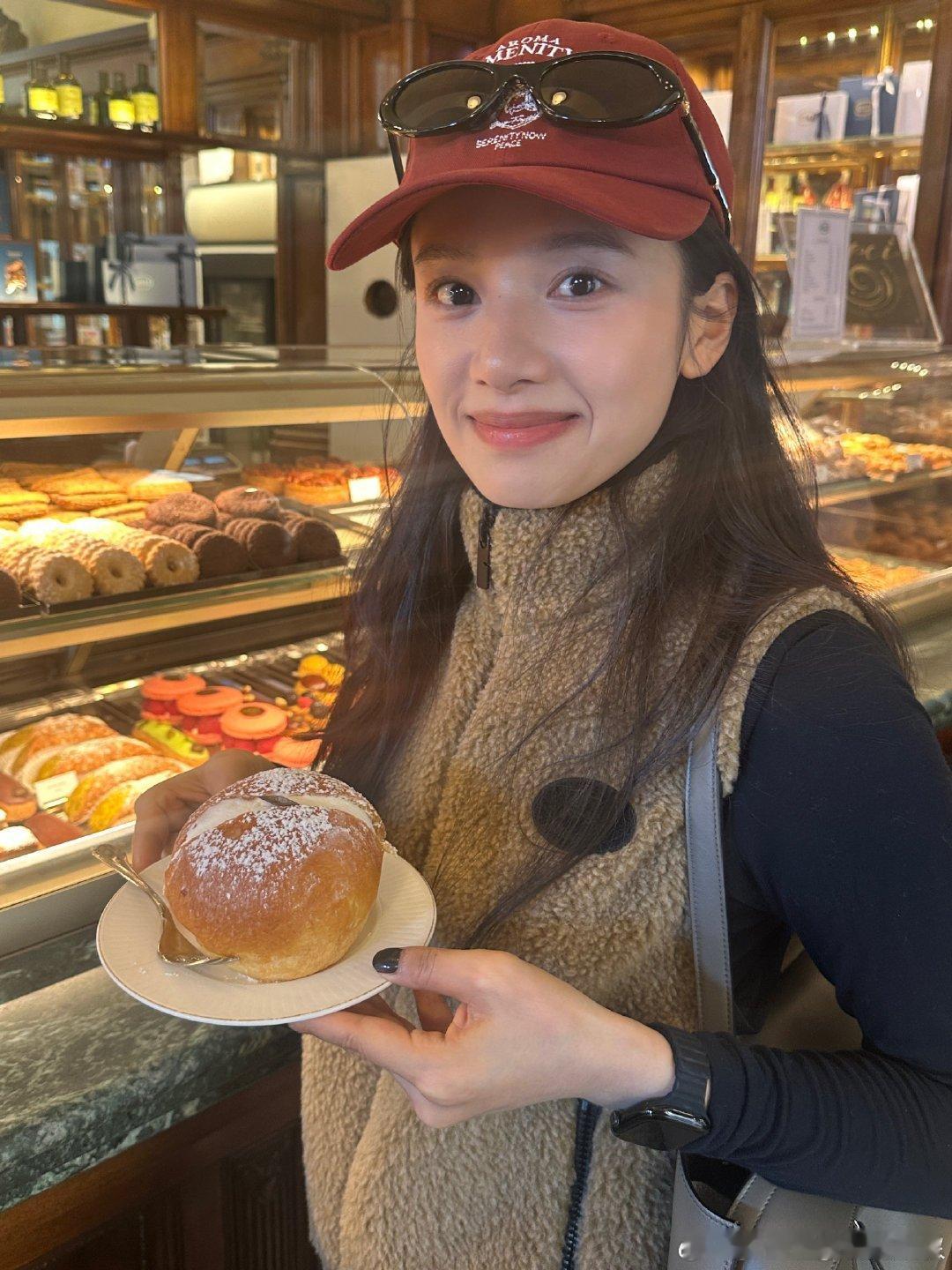 张婧仪的旅行明信片，好有元气的姐姐[期待][期待]亲和力和温柔让我直呼老婆[期待