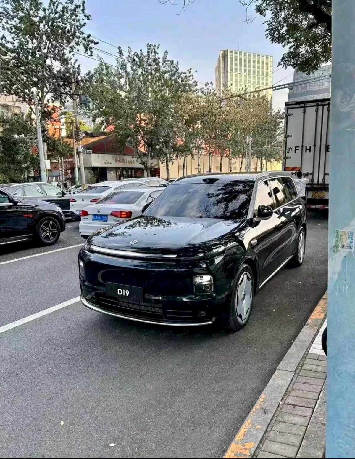 零跑D19，直接无伪装上阵了！
双拼色车身+大饼轮圈，又一次把原本燃油车时代凸现