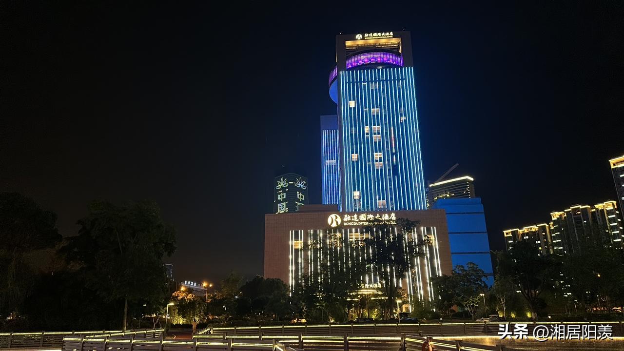 晚饭过后戴着耳机，选上几首自己喜欢的歌曲，没有目的地、也没有目标，随心出发。到了
