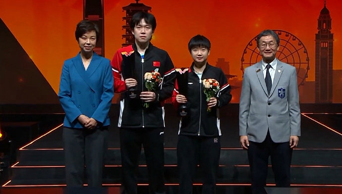 张怡宁为孙颖莎王楚钦颁奖 WTT香港总决赛混双颁奖礼，张怡宁为孙颖莎和王楚钦颁奖