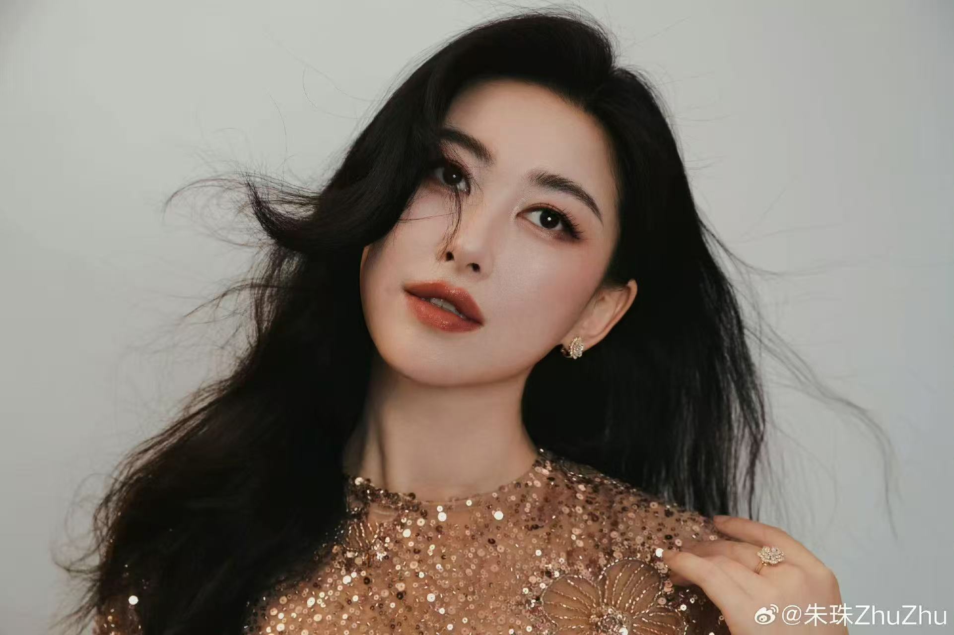 朱珠朱珠好绝的妈咪气质那份独特的妈咪气质在朱珠身上尽显，耐心陪伴的模样温暖又治愈